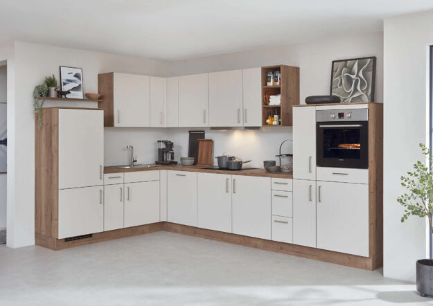 Moderne L-Küche in Weiß mit Holzarbeitsplatte, Einbauofen und Hängeschränken, die funktionalen Stauraum und zeitloses Design vereint