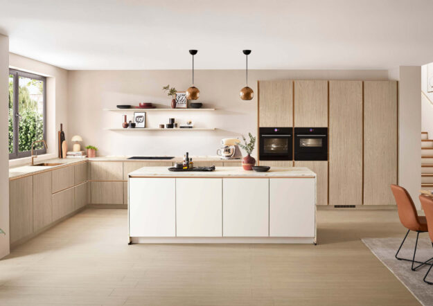 Zeitlose Designküche mit hellen Holzfronten, Kochinsel und offenen Regalen, die natürlichen Look und funktionalen Stauraum vereint