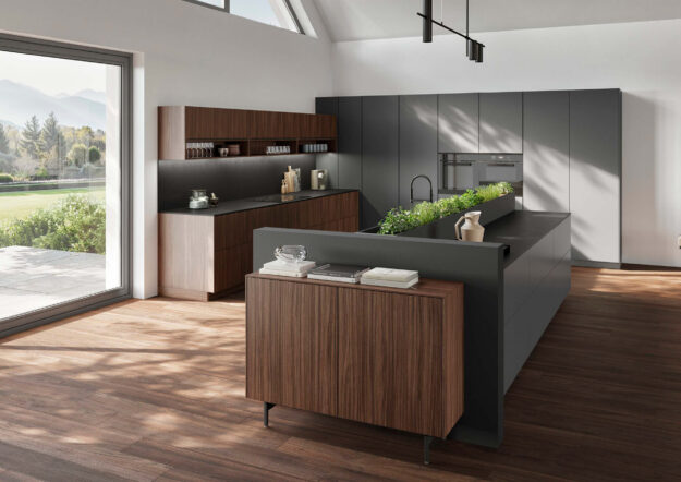 Moderne Designküche mit dunklen Fronten, Holzdetails und Kochinsel mit Pflanzenelement, die elegantes Design und praktische Nutzung kombiniert