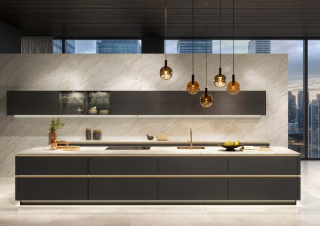 Minimalistische Designküche mit mattschwarzen Fronten, Marmorrückwand und integrierter Beleuchtung, die modernes Kochen und stilvolle Wohnatmosphäre verbindet