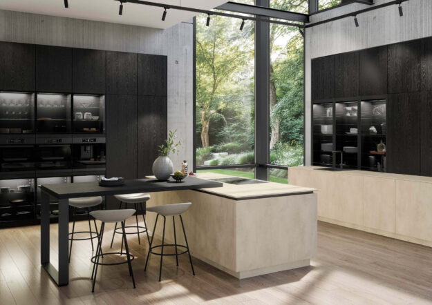 Moderne Designküche mit dunklen Holzfronten, integrierten Elektrogeräten und Kochinsel mit Sitzplätzen, die elegantes Design und funktionalen Stauraum kombiniert